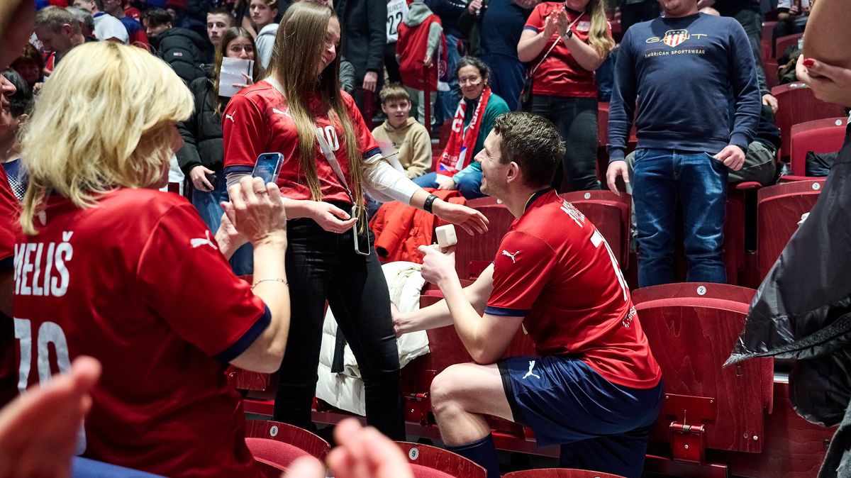Medailí to neskončilo. Český hráč překvapil partnerku na tribuně žádostí o ruku