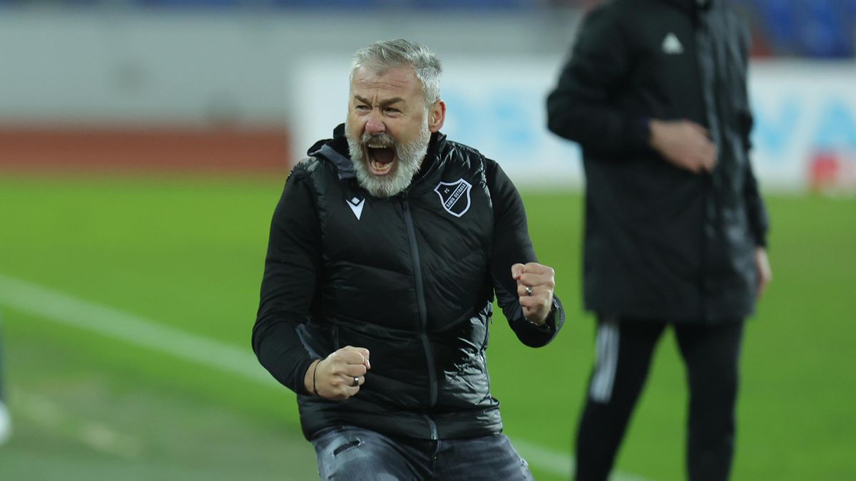 Vyhrál šťastnější tým, přiznal Hapal. Postěžoval si také na terén