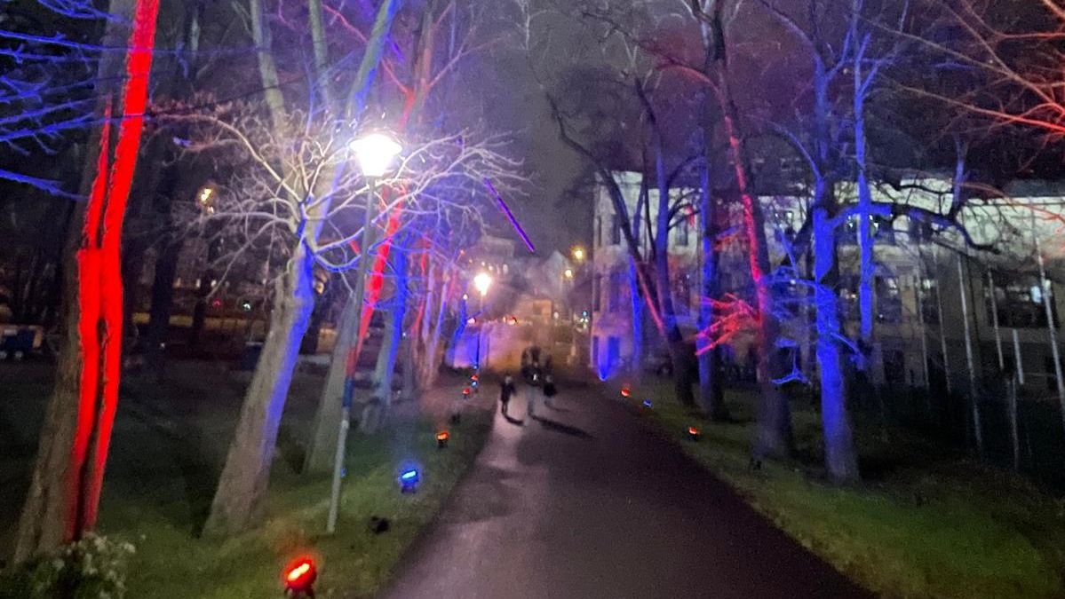 Plzeň se před zápasem s United zbarví do modro-červené. Použití laseru musel povolit Úřad civilního letectví