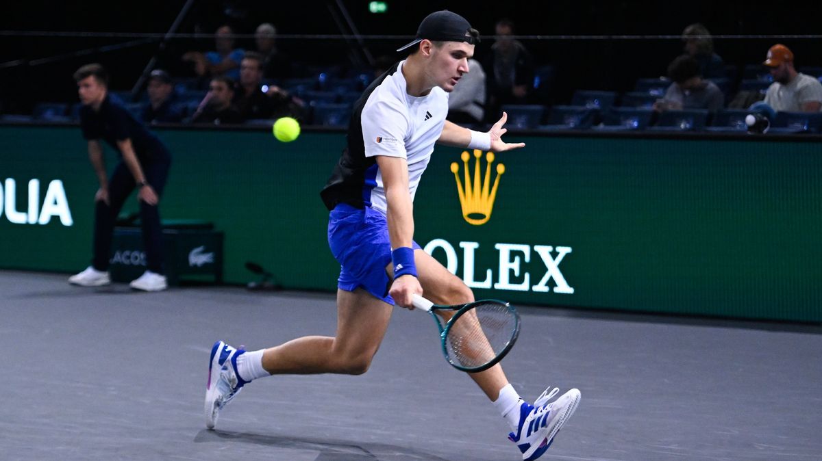 Menšík se chystá na úvodní zápas turnaje Next Gen ATP Finals. První překážkou je Američan