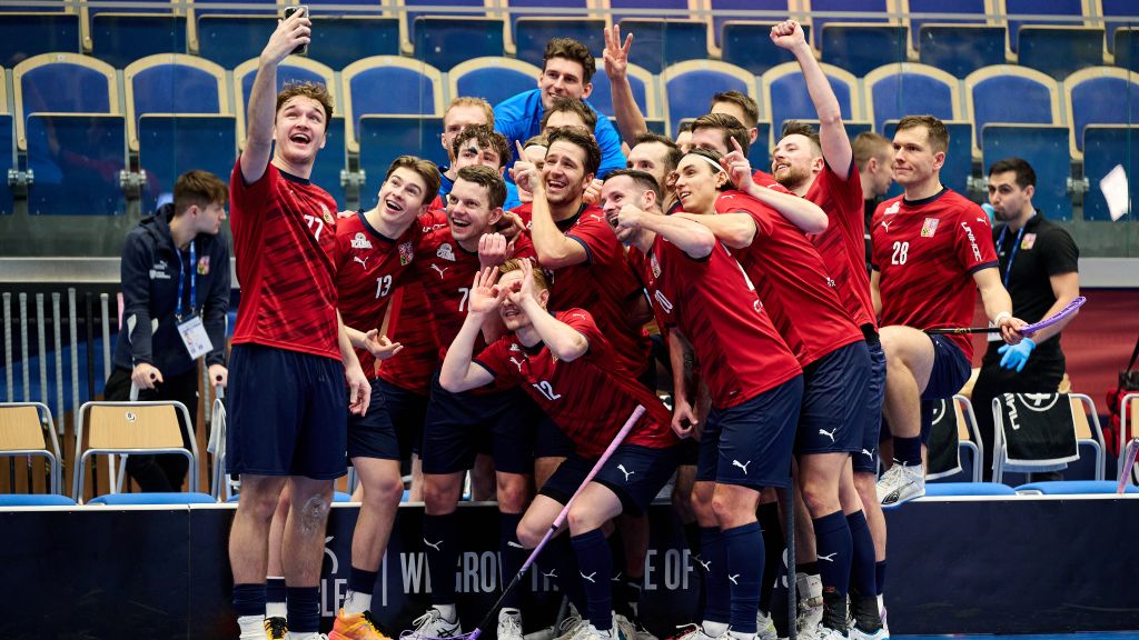 Premiérový hattrick neměl koho v hledišti rozjásat. Je to tu mrtvé, mrzí českého kanonýra