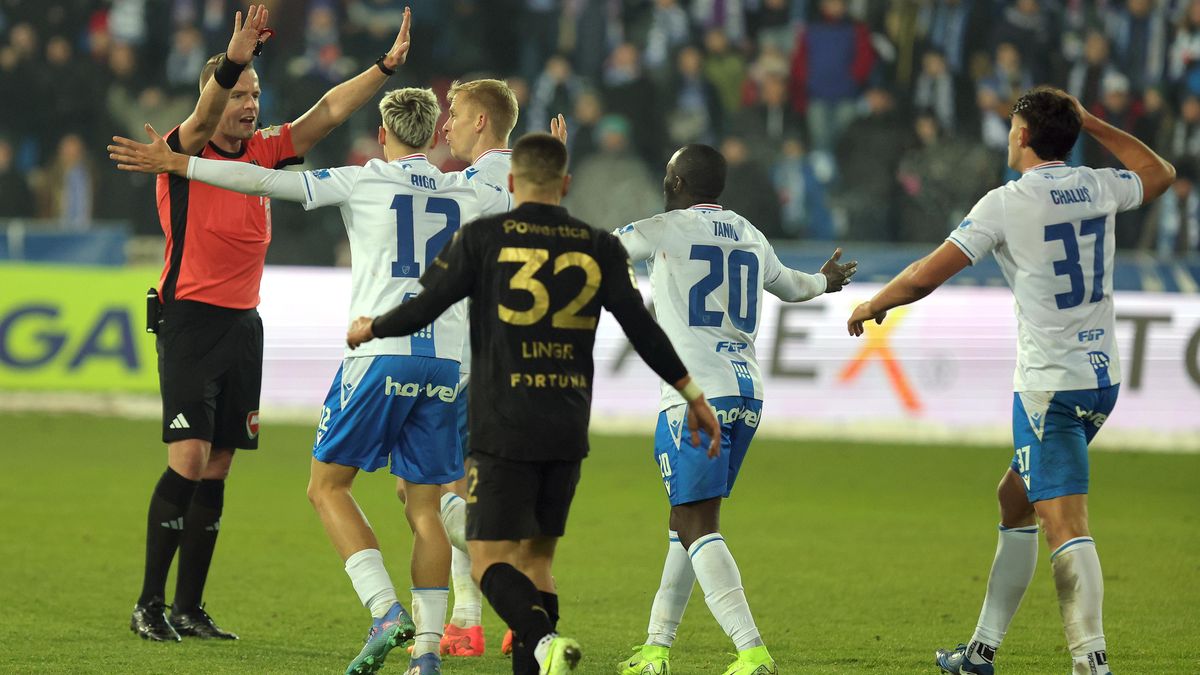 Dvě sporné ruce slávistů za pár vteřin, žádná penalta. Správně, hodnotí komise rozhodčích