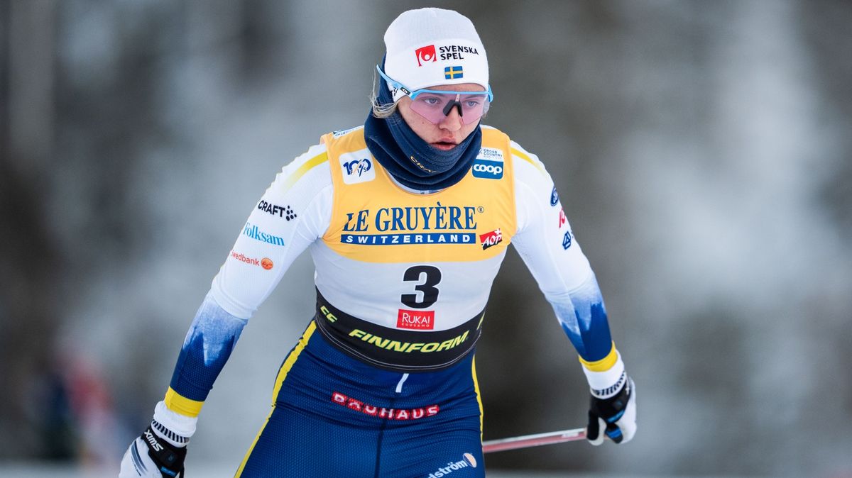 Švédská lyžařka letěla rovnou do lesa. Norky ji vystřelily z trati