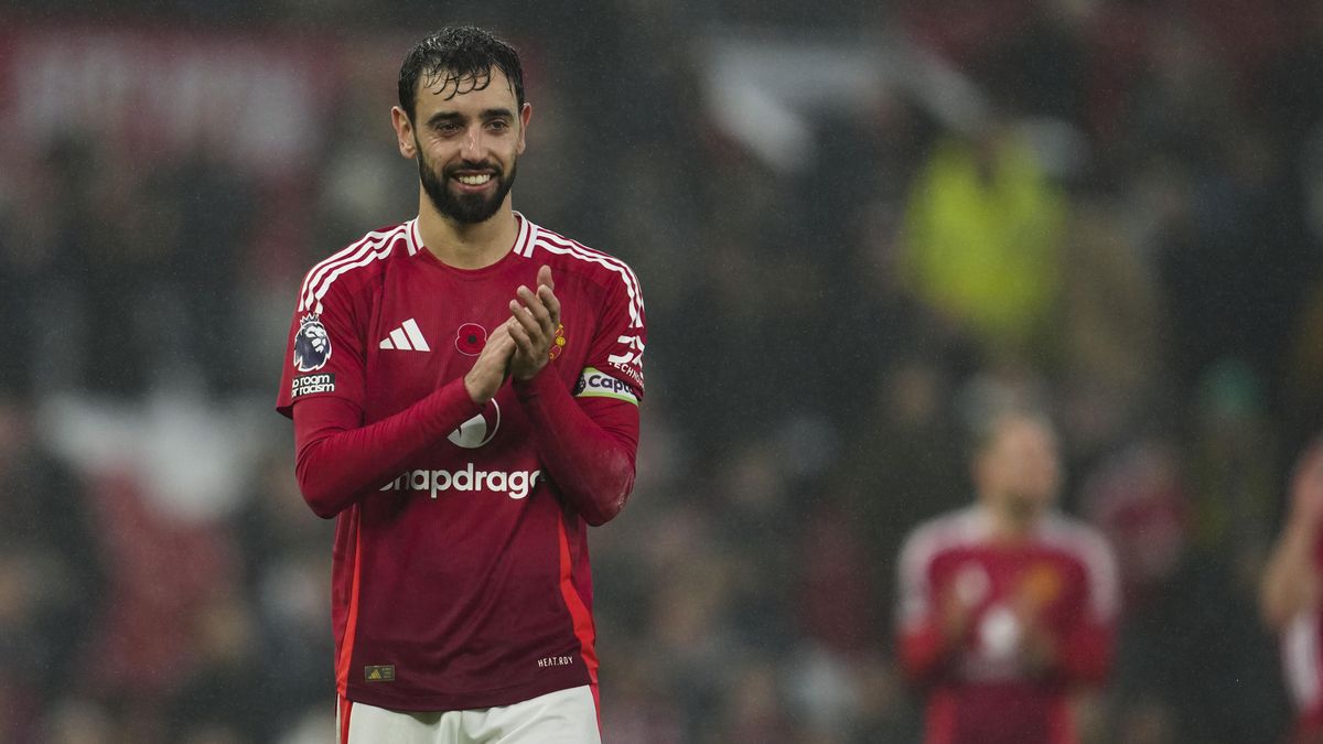 Kapitán Manchesteru United Fernandes cestou na sraz reprezentace pomohl muži, který zkolaboval v letadle
