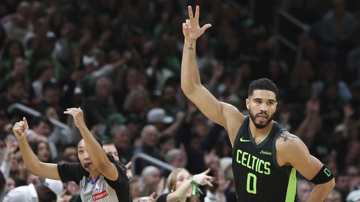 Tatum těžkou trojkou zajistil šampionům NBA Bostonu výhru po prodloužení