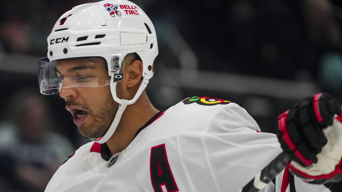 Obránce Jones má zraněnou nohu, Chicagu bude v NHL měsíc chybět