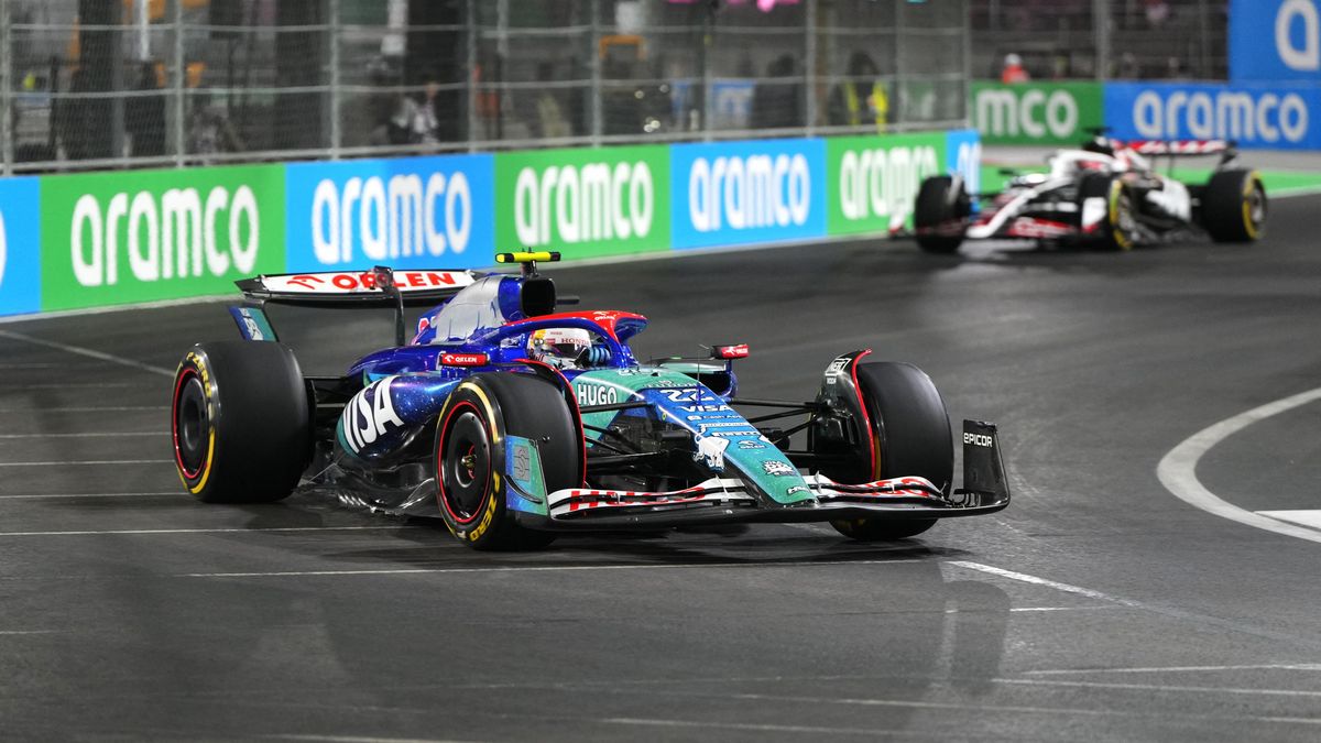 Pilot formule 1 zadržen americkými celníky. Vypovídal v pyžamu a málem ho poslali domů