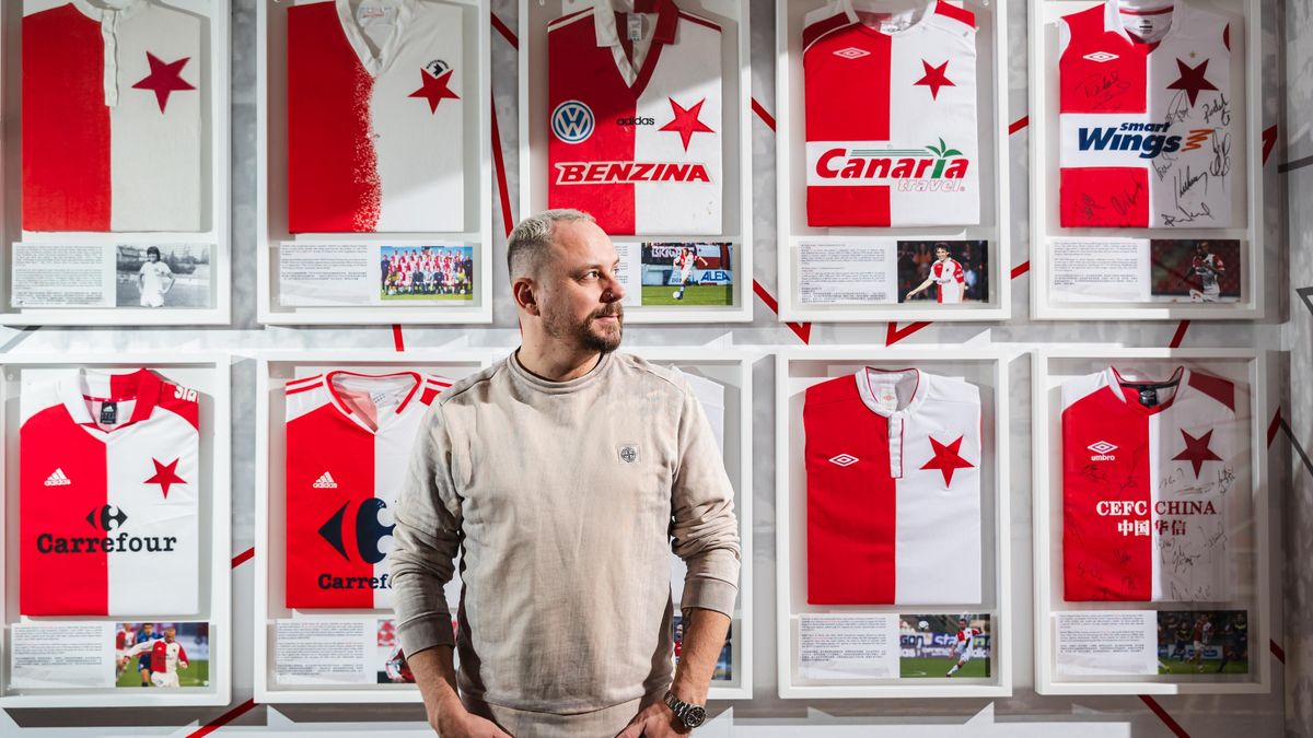 České dresy jsou jak z pravěku. Slavia mění hru, říká umělec, který ji ošatí