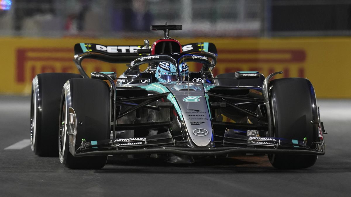Piloty formule 1 čeká noční Velká cena Las Vegas, z pole position startuje Russell
