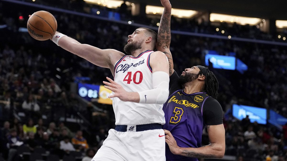 Basketbalisté Clippers v městském derby porazili Lakers