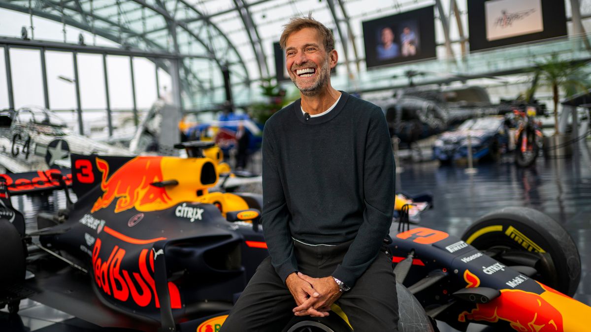 Velkolepé přivítání Kloppa v Red Bullu: Formule, vrtulníky i vzkaz kritikům