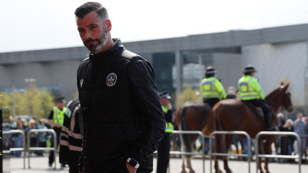 Trenér fotbalistů Motherwellu rezignoval kvůli útokům fanoušků