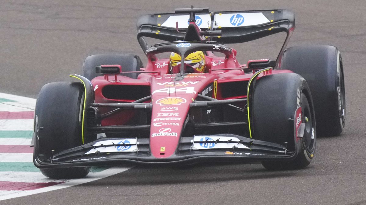 Těžký začátek v nové práci. Hamilton boural při testu Ferrari