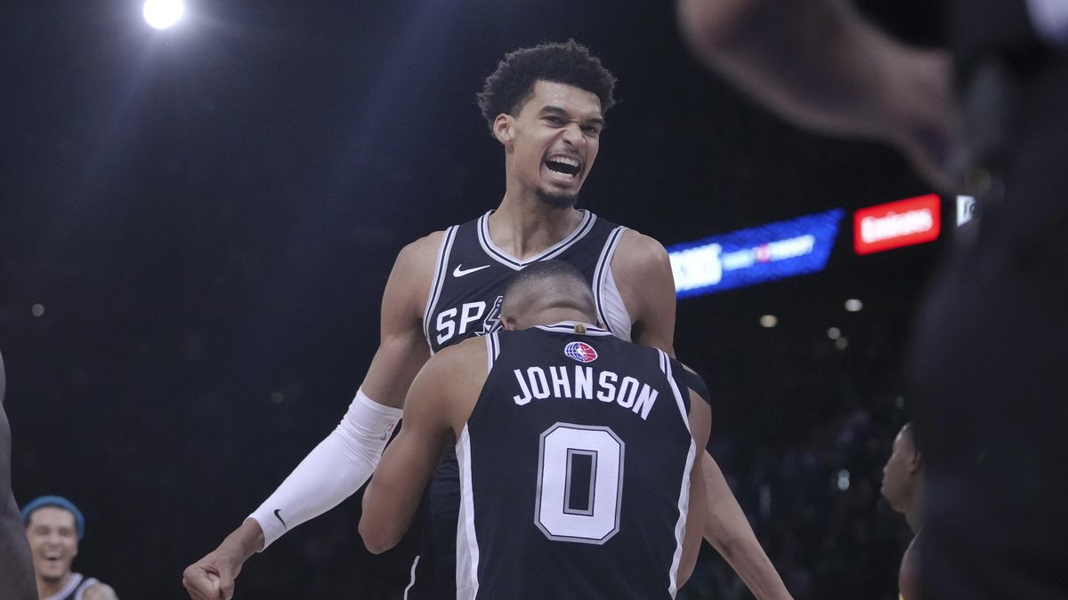 Wembanyama se v pařížském duelu NBA blýskl 30 body a 11 doskoky