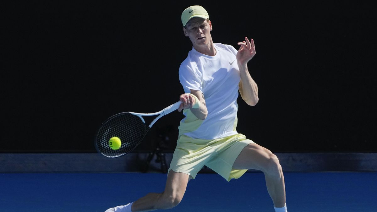 Sinner vykročil úspěšně za obhajobou titulu na Australian Open, Tsitsipas vypadl