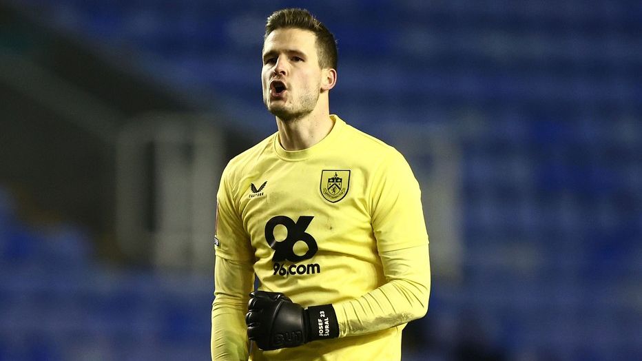 Jesle ze třiceti metrů. Hladký ukázal charakter, bránil gólmana kouč Burnley
