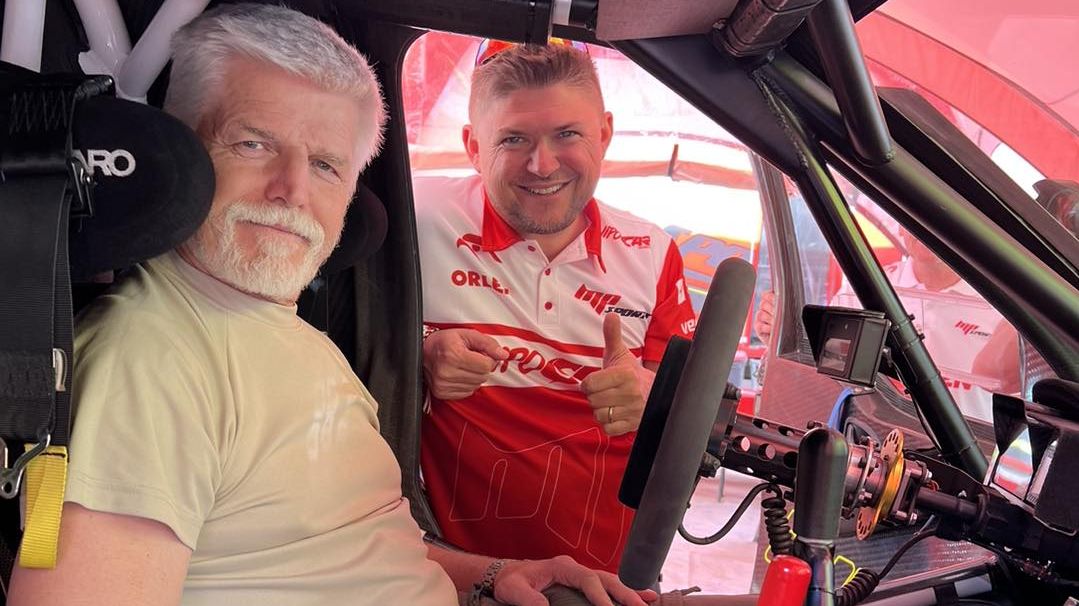Prezident Pavel vyrazil podpořit Čechy na Dakar. Spát bude ve stanu