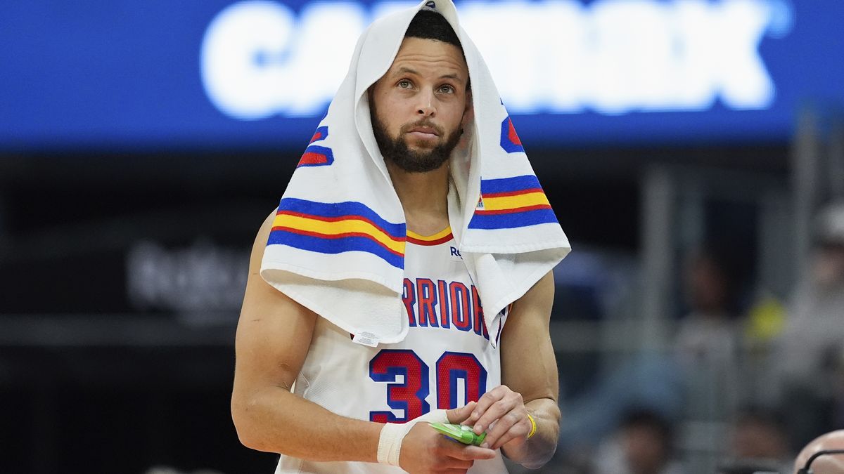 Curry byl v NBA stoprocentní z trojek, James dovedl Lakers k další výhře