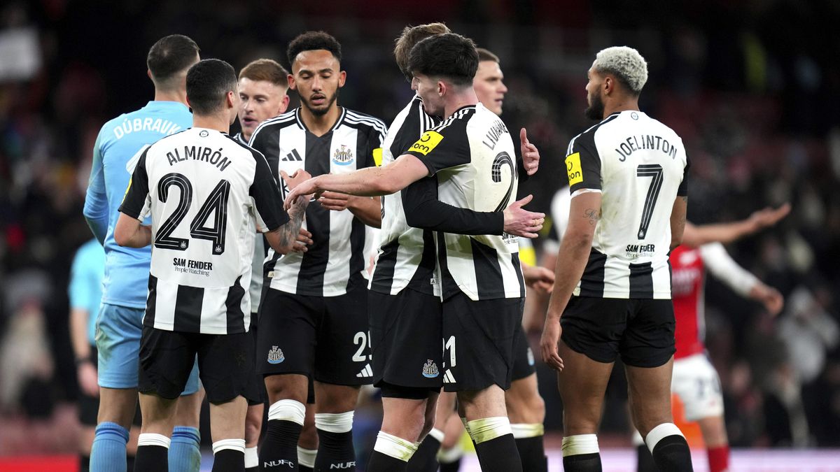 Fotbalisté Newcastlu v úvodním semifinále Ligového poháru porazili Arsenal