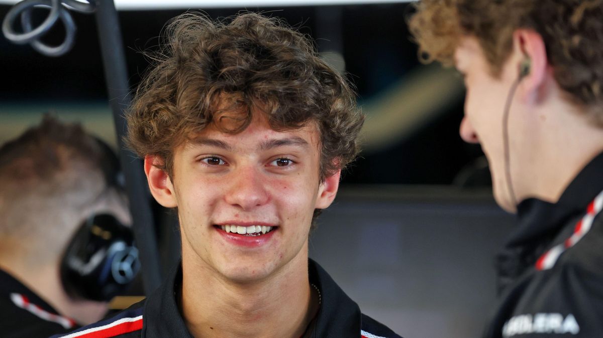 Nejmladší pilot formule 1 splnil zkoušky a může řídit