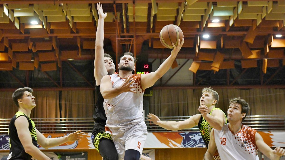 Přijeli i strážníci. Kouč se při utkání juniorů odmítal přezout, nadýchal a zápas předčasně skončil