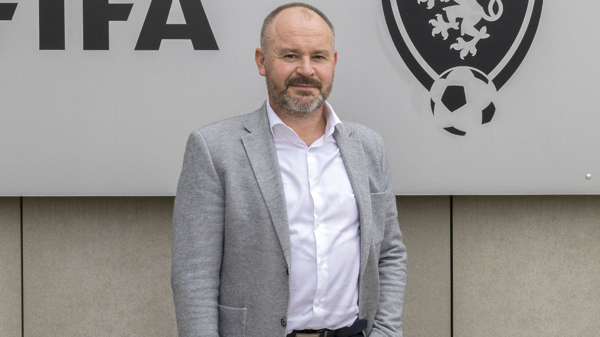 Vydělané peníze, podezřelé víno. Fotbal řeší konec šéfa STES