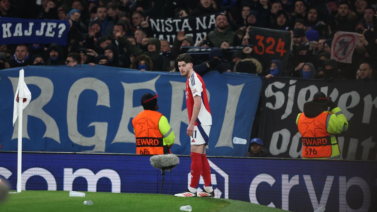 Chorvatští fanoušci opět řádili. Hvězdu Arsenalu zasáhli do hlavy, někteří i hajlovali