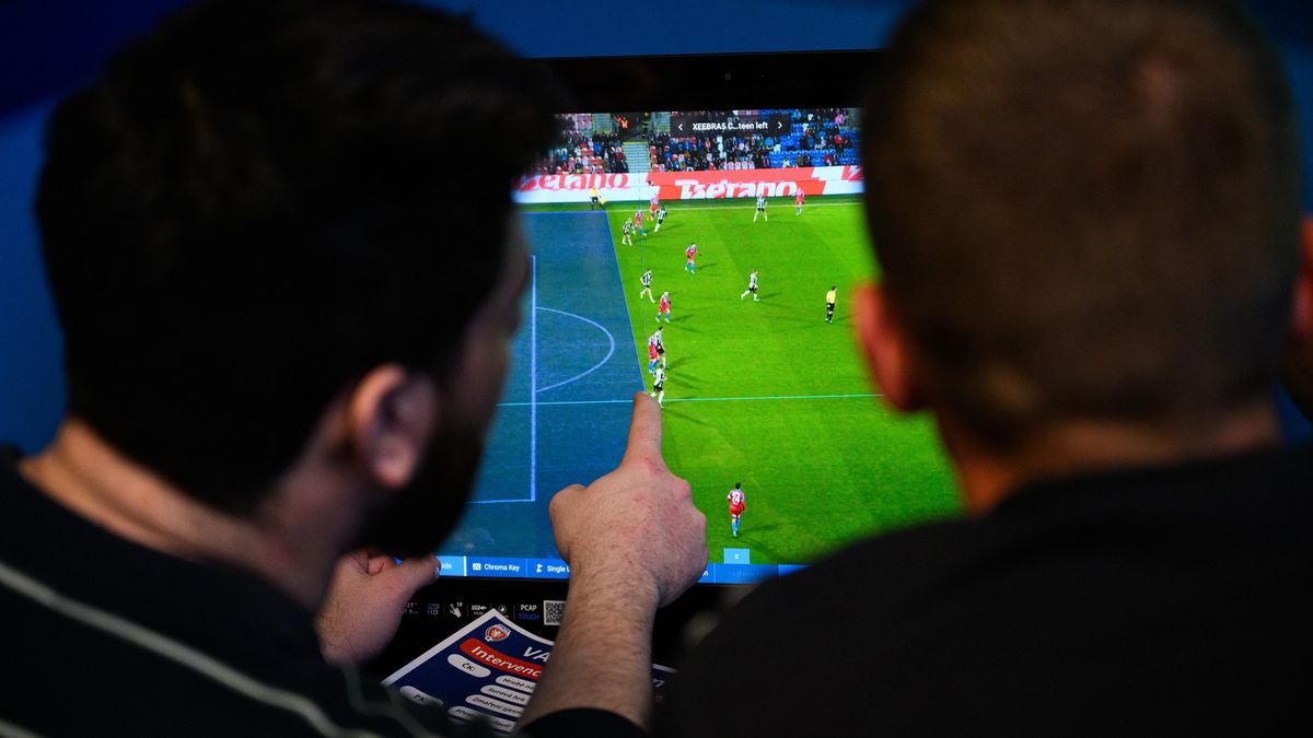 Přelomová novinka. Rozhodčí dostanou rychlé hlášení o ofsajdu