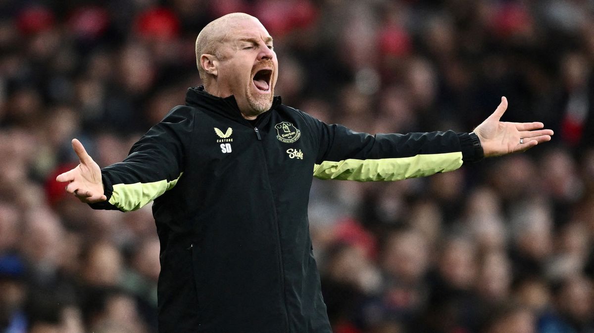 Everton vyhodil trenéra pár hodin před zápasem. Tým povede kapitán