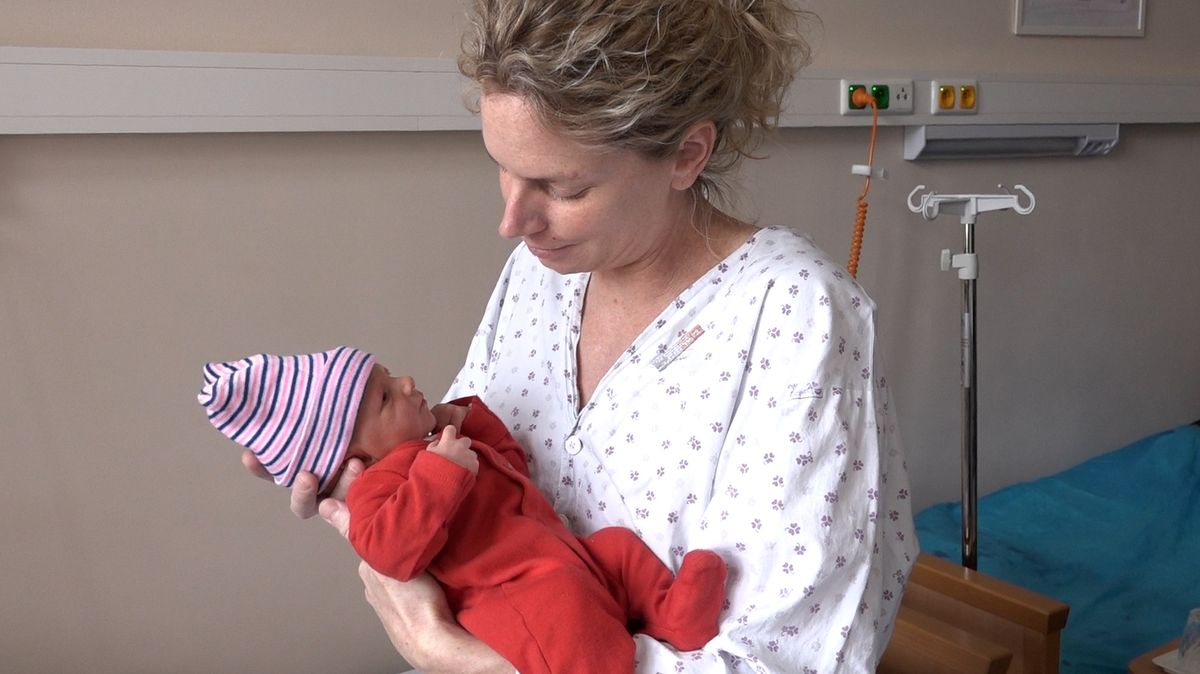 Nový přírůstek do závodnické rodiny už z porodnice sleduje, jak pro něj tatínek závodí na Dakaru