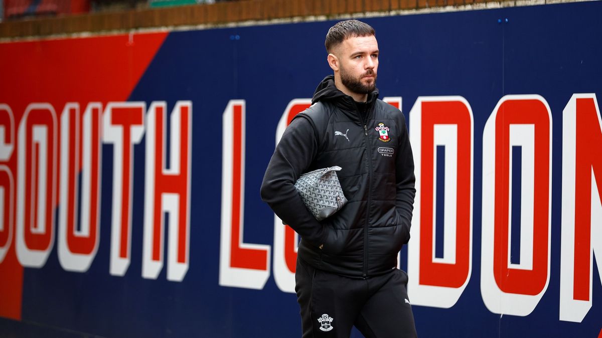 Potupná dohra debaklu. Fotbalista musel předat dres ženě, která přesně tipla výsledek
