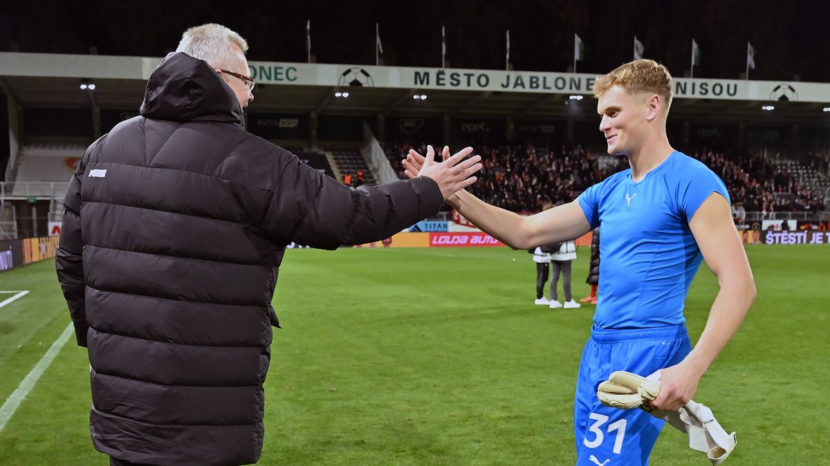 Kinský připomíná Jágra, napsal Tvrdík. Vyškov gratuluje kultovním videem se slepicemi