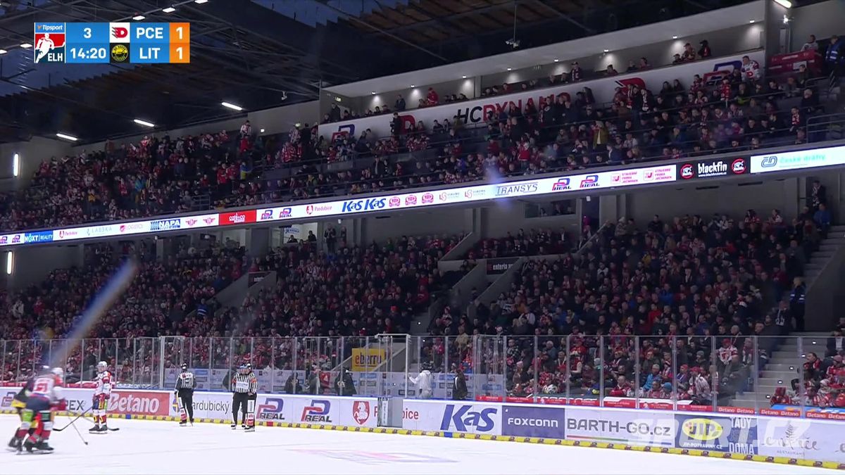 Chvíle hrůzy v Pardubicích. Zkolaboval fanoušek, boj o první místo je přerušen