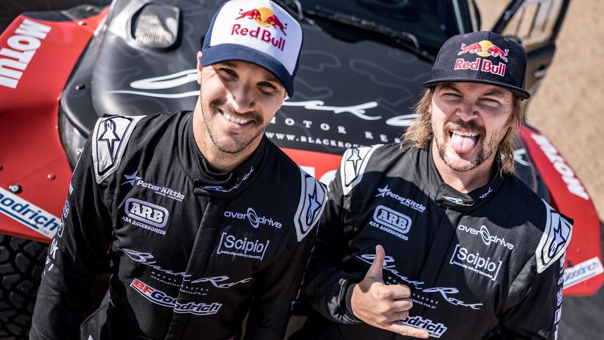 Motocykloví šampioni vyrazili na Dakar v autě. Než je zradilo zdraví, dokázali trápit favority