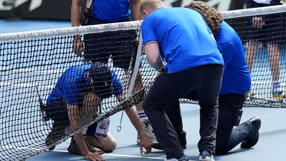 Kuriozita v Melbourne. Kvůli dělovému podání se 30 minut nehrálo, tenisty spasil až dělník