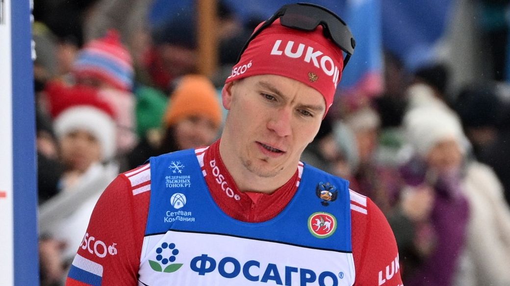 Frustrovaný Rus Bolšunov dorazil do cíle bez lyží. Nelitujte ho, rozlítil se komentátor
