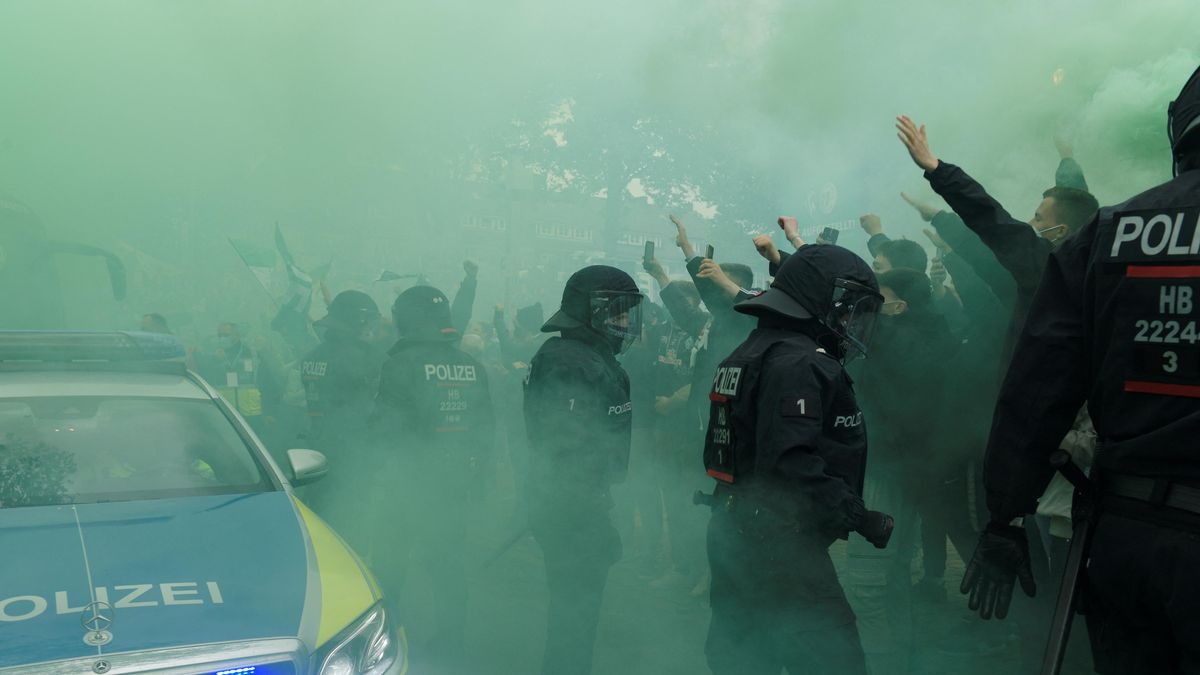 Fotbalové kluby v Německu musí přispívat na náklady na policii, rozhodl soud
