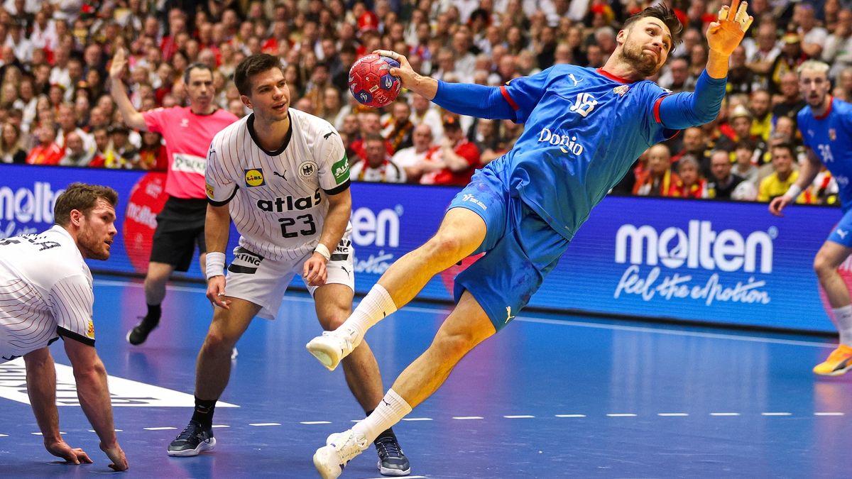 Dobrý poločas, pak německá dominance. Čeští házenkáři ale i přes prohru postupují