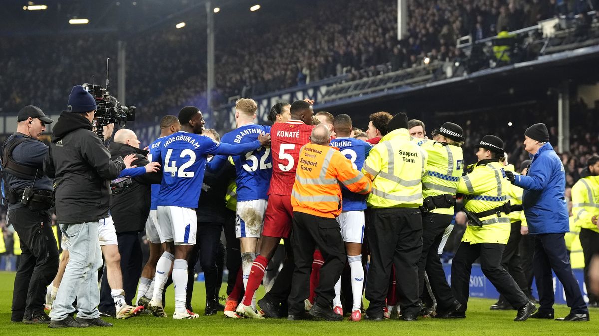 Divoké derby v Liverpoolu: Provokace, mela, čtyři červené karty. Vyloučen byl i Slot