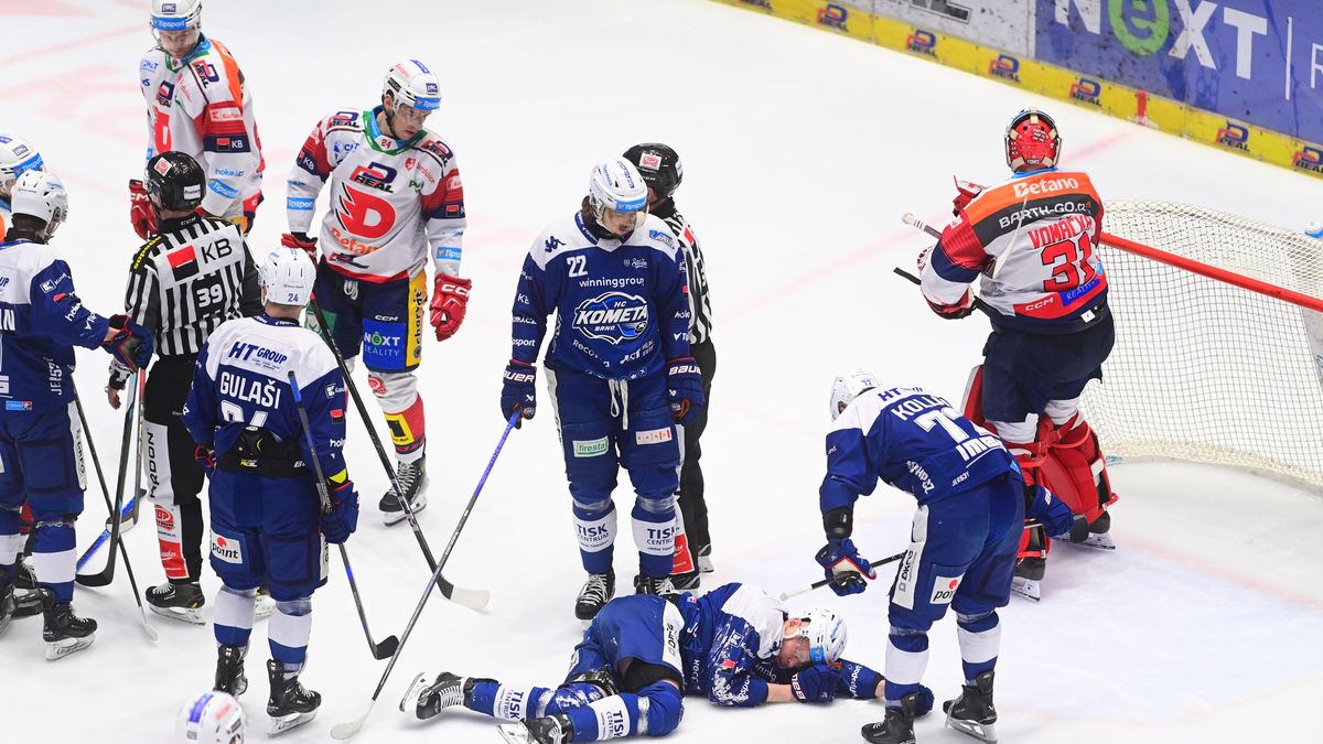 Loni deset zápasů, nyní polovina. Věříme, že tohle Houdek dělat nechce, vysvětluje Ujčík