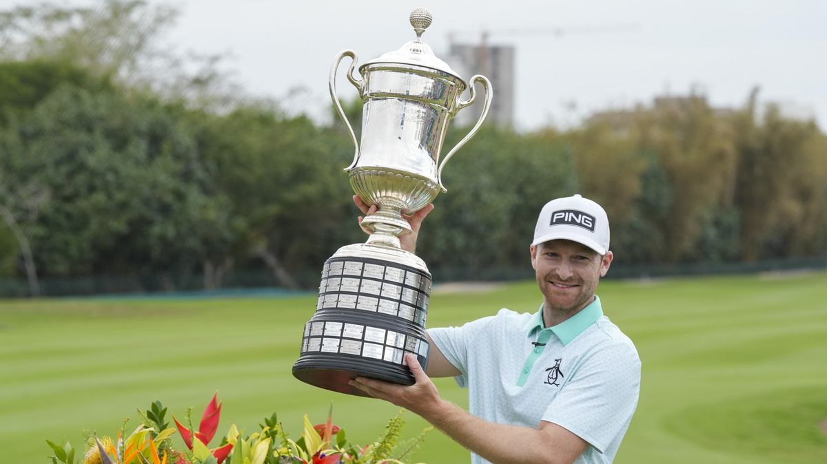 Golfista odpálil míček do stromu. Kuriózní trefa mu ale pomohla k prvnímu titulu