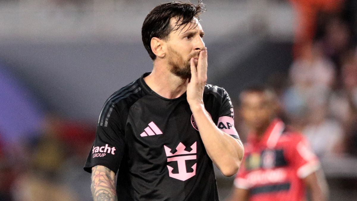 Faul hlavou! Fanoušek legračně obelstil Messiho bodyguarda