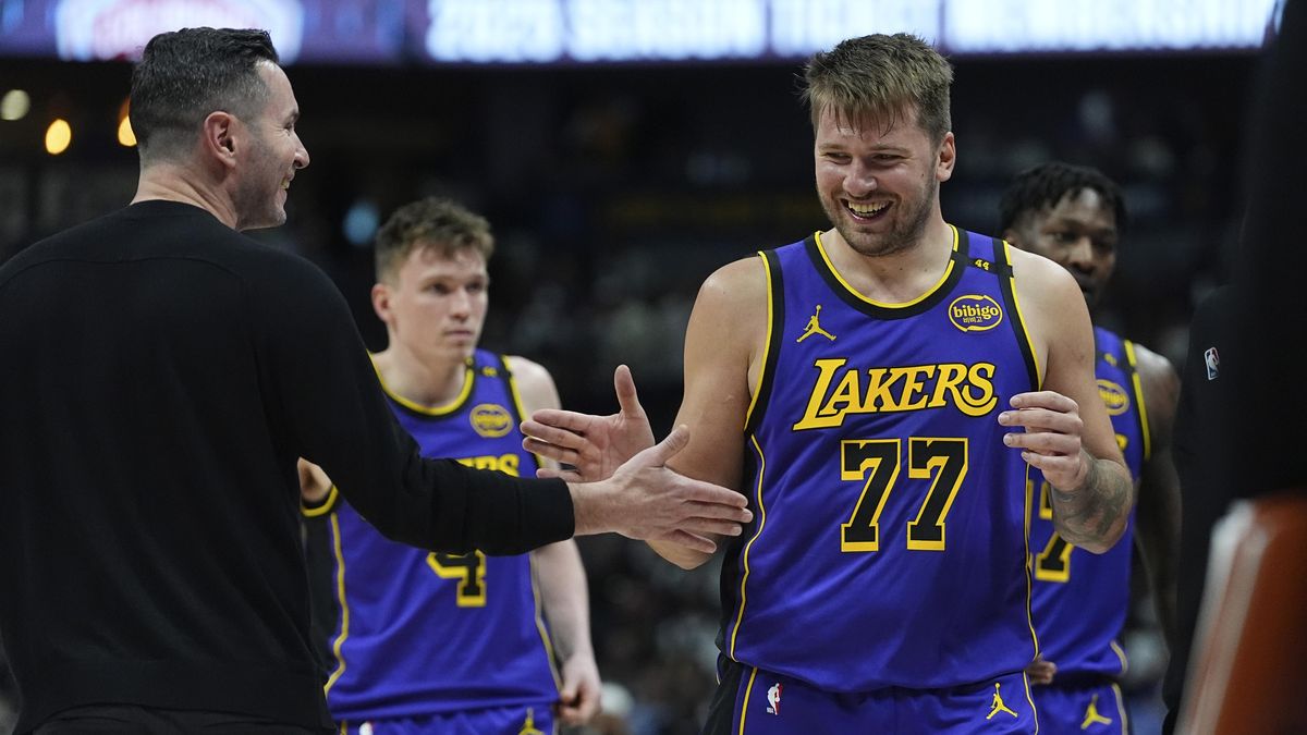Lakers v NBA po třech letech uspěli v Denveru, poprvé výrazněji zazářil Dončič