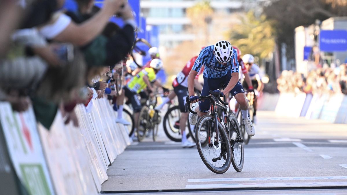 To je vtip? zuří cyklisté. Etapa byla po bizarním závěru anulována