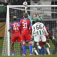 Brankář Plzně Martin Jedlička si připisuje důležitý zákrok. 