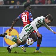 Plzeňský útočník Prince Adu fauluje Stefana Gartenmanna z Ferencvárose.