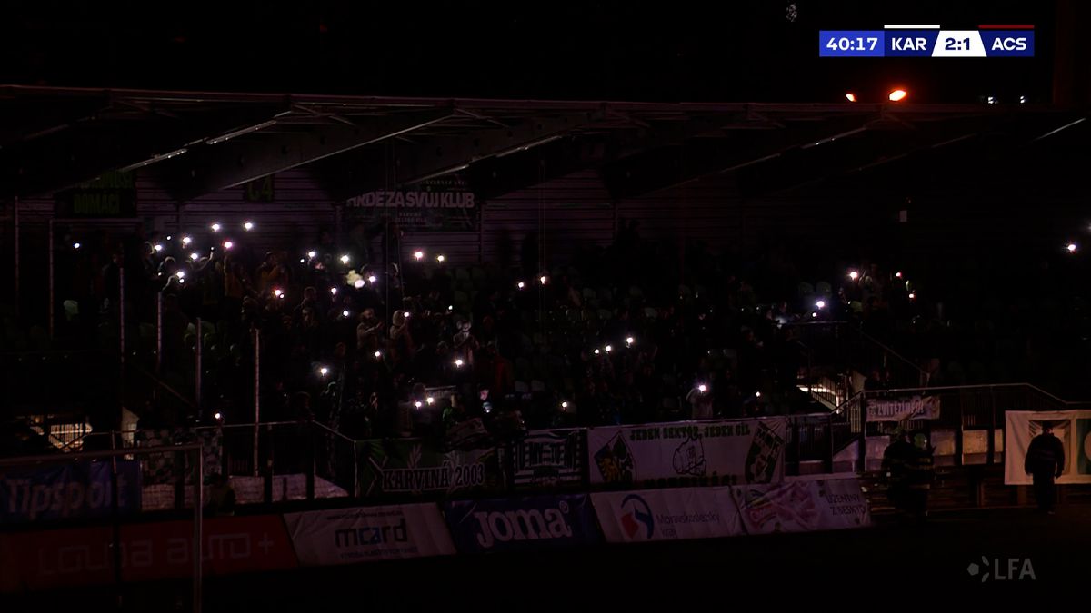 Metál pro fanoušky. V mrazu a tmě zůstali na tribuně, svítili si mobily