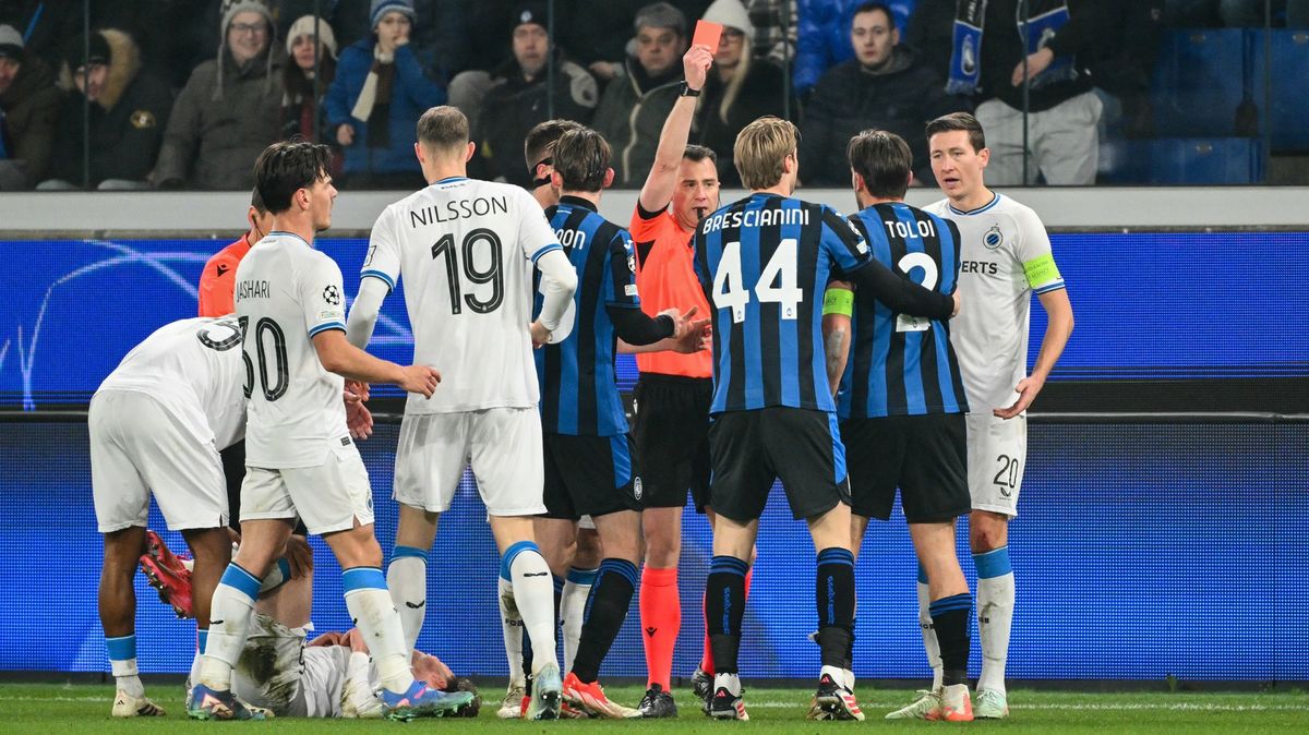 Kapitánovi ruply nervy. Odstrčil rozhodčího, srazil soupeře a viděl červenou