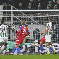 Brankář Martin Jedlička nedosáhl na tečovanou střelu a Plzeň dostala první gól. 