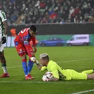 Plzeňský obránce Cadu si po jedné ze šancí plácá s brankářem Ferencvárose Davidem Grófem. 